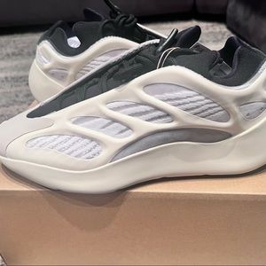 Adidas Yeezy 700 V3 'Azael (NWT) with receipt to prove authenticity